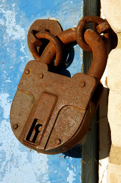 Old Rusty Closed Padlock Wooden Door — Stock Photo, Image