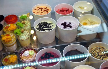 Farklı renk ve lezzetleri çilek ve fındık ve meyve dekorasyonu ile çeşitli dondurma