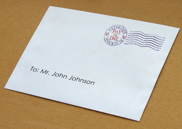 Une Enveloppe Avec Timbre Postal Illustrant Concept Chantage Pour Extorsion — Photo