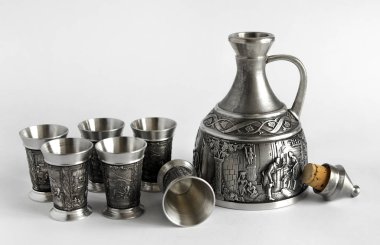 Vintage gümüş veya kalay sürahi ve bardak. Fotoğraf alan sığ derinliği olan