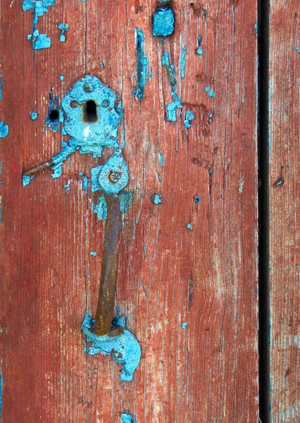 Alte Bemalte Platte Mit Schlüsselloch Und Türgriff — Stockfoto