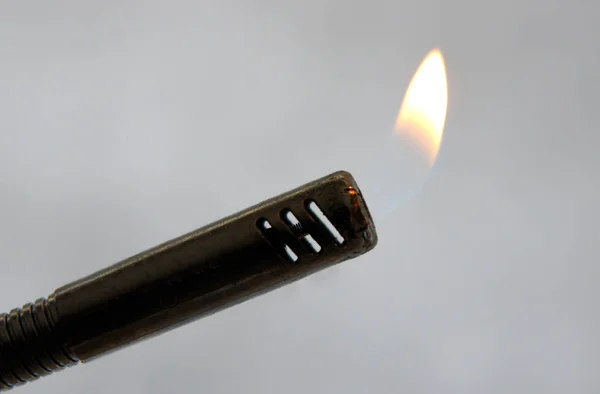 Encendedor Chimenea Gas Con Llama Sobre Fondo Gris — Foto de Stock