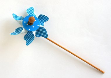 Oyuncak mavi yel değirmeni ahşap sapı üzerinde
