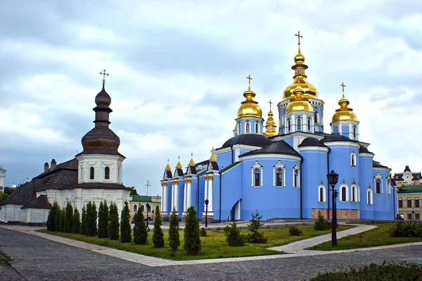 Михайловский золотокупольный монастырь — стоковое фото