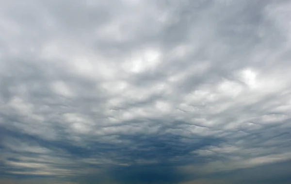 Nimbostratus wolken aan de hemel — Stockfoto