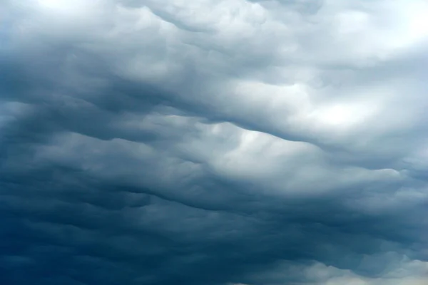 Nimbosztrátusz felhők az égen — Stock Fotó