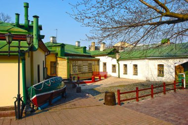 Podil renkli rahat avluda