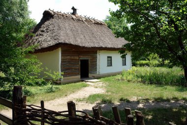 hasır çatılı Ukraynalı hut
