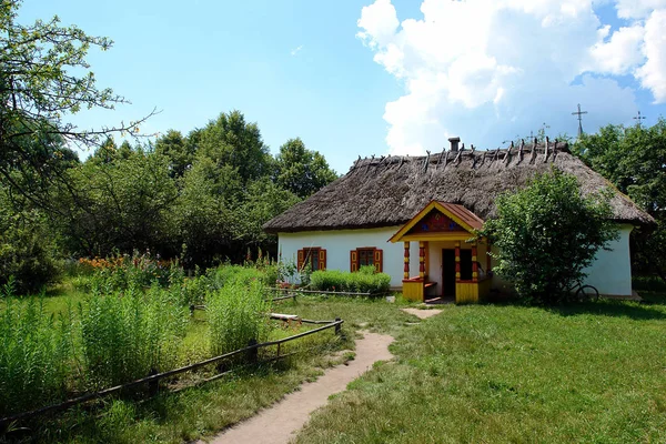 Українська хата з солом'яний дах — стокове фото