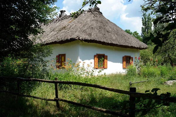 Cabana ucraniana com um telhado de palha — Fotografia de Stock