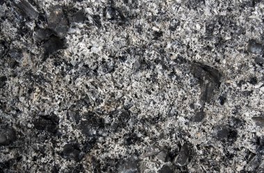 Kül ve yanmış yakacak odun parçaları.