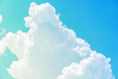 Pastel renkle açık mavi gökyüzü