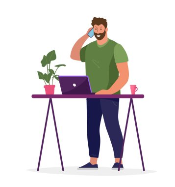 Bir adam ev ofisinden çalışır, uzaktan çalışma konsepti, serbest çalışma, rahat bir işyeri. Adam telefonda konuşuyor ve dizüstü bilgisayarla çalışıyor. Düz vektör illüstrasyonu.
