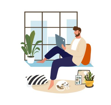 Pencerede oturan bir adam evde dizüstü bilgisayarla çalışıyor. Ev ofisi ve uzaktan kumanda. Serbest çalışan, online eğitimli. Düz vektör çizimi. Modern, rahat bir iç mekanda erkek karakter.