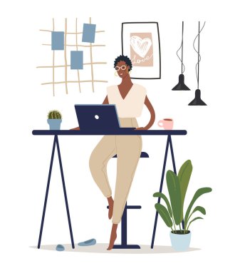 Modern siyah bir kadın masada oturur ve bilgisayar başında çalışır. Ev ofisi, uzaktan çalışma, serbest çalışma kavramları. Düz vektör illüstrasyonu