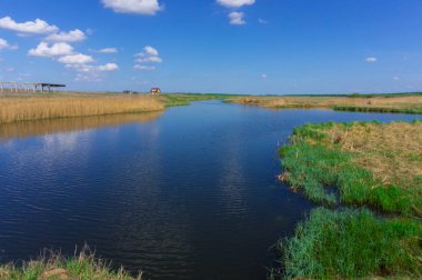 Nehir kenarındaki ev.