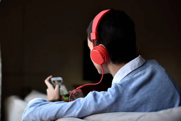 Kısa saçlı genç bir kadın müzik dinleyerek arkasını döndü.