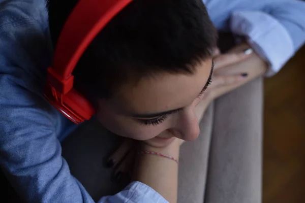 Mujer Joven Con Pelo Corto Auriculares Rojos Que Prepara Para —  Fotos de Stock