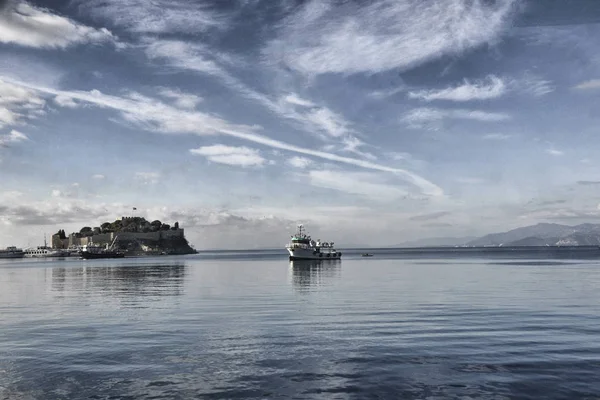 Mavi denizdeki bir teknenin altında beyaz bulutlar