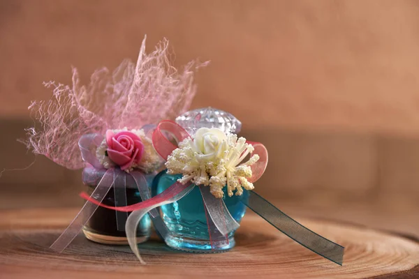 çiçek ve kurdele ile süslü düğün şekerleri