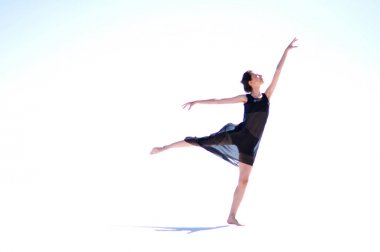 tuz gölünde dans eden kız