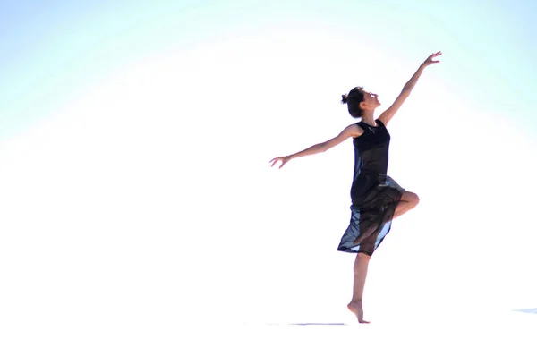 tuz gölünde dans eden kız