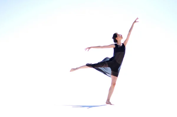 tuz gölünde dans eden kız