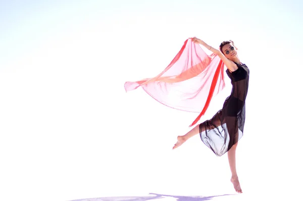 tuz gölünde dans eden kız