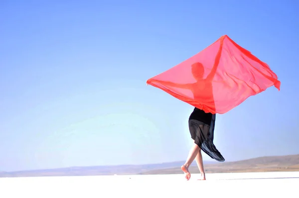 tuz gölünde dans eden kız