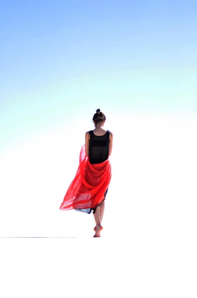 tuz gölünde dans eden kız