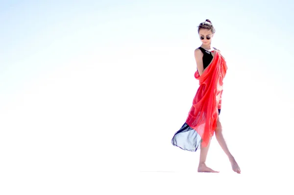 tuz gölünde dans eden kız