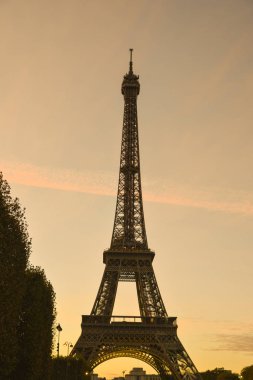 Paris, Fransa - 1 Ekim 2018. Alacakaranlıkta Eyfel Kulesi. Eluminate Eyfel Kulesi dünyanın en popüler seyahat yerdir.