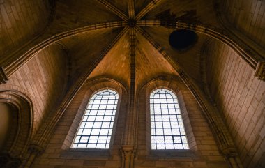Paris, Fransa - 2 Ekim 2018. İç Notre-Dame de Paris. Katedral Fransız Gotik mimarisinin en güzel örneklerinden biridir.