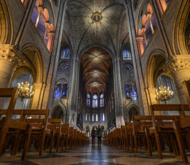 Paris, Fransa - 2 Ekim 2018. İç Notre-Dame de Paris. Katedral Fransız Gotik mimarisinin en güzel örneklerinden biridir.
