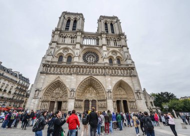 Paris, Fransa - 2 Ekim 2018. Notre-Dame de Paris manzarası. Katedral 1160 başladı ve büyük ölçüde 1260 tarafından tamamlandı.