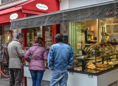 Paris, Fransa - 2 Ekim 2018. Şehir merkezinde Paris, baget satın insanlar. Paris'te, baget günlük yaşamın vazgeçilmez bir parçası olduğunu..