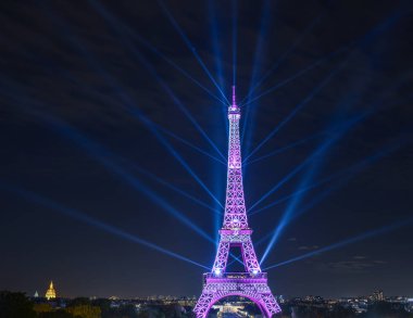 Paris, Fransa - 1 Ekim 2018. Eyfel Kulesi ile şaşırtıcı ışık gösterisi. Eluminate Eyfel Kulesi dünyanın en popüler seyahat yerdir.