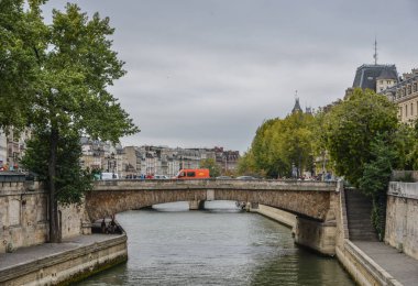 Paris, Fransa - 2 Ekim 2018. Paris, Fransa eski köprü, yatay Seine Nehri. Paris üçüncü sırada yer 2017 yılında dünyanın en çok ziyaret edilen seyahat hedef.