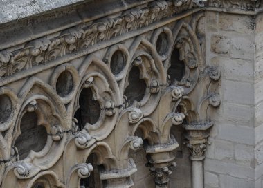 Notre-Dame de Paris (Fransa) mimarisini ayrıntılandır. Kilisenin Fransız Gotik mimarisinin en güzel örneklerinden biridir.