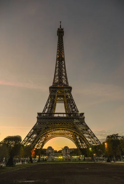Paris, Fransa - 1 Ekim 2018. Alacakaranlıkta Eyfel Kulesi. Eluminate Eyfel Kulesi dünyanın en popüler seyahat yerdir.