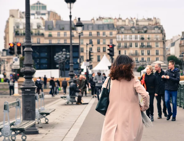 Париж Франція Жовтня 2018 Жінка Вигулює Вулиці Парижі Франція Париж — стокове фото