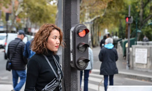 Mujer Joven Asiática Calle París Francia — Foto de Stock
