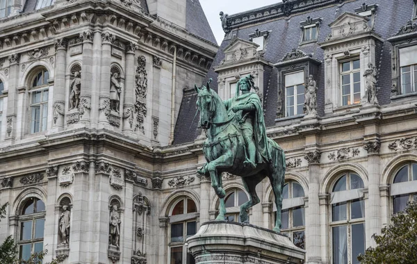 Μπρούτζινο Άγαλμα Του Βασιλιά Ιππασία Στο Παρίσι Γαλλία — Φωτογραφία Αρχείου