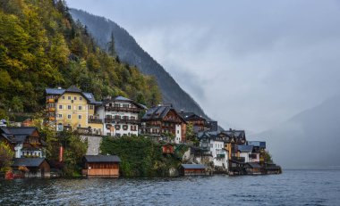 Hallstatt, Avusturya - 25 Ekim 2018. Güzel Hallstatt köyü Avusturya. Büyüleyici bir göl köy Alpleri'nde Hallstatt.