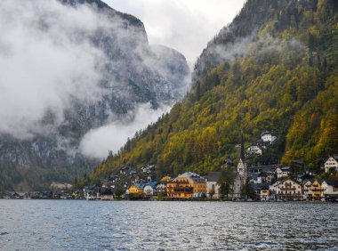 Hallstatt, Avusturya - 25 Ekim 2018. Güzel Hallstatt köyü Avusturya. Büyüleyici bir göl köy Alpleri'nde Hallstatt.
