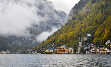 Hallstatt, Avusturya - 25 Ekim 2018. Güzel Hallstatt köyü Avusturya. Büyüleyici bir göl köy Alpleri'nde Hallstatt.