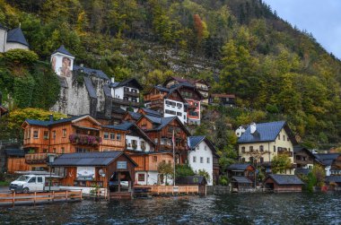 Hallstatt, Avusturya - 25 Ekim 2018. Güzel Hallstatt köyü Avusturya. Büyüleyici bir göl köy Alpleri'nde Hallstatt.
