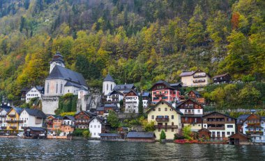 Güzel Hallstatt köyü Avusturya. Büyüleyici bir göl köy Alpleri'nde Hallstatt.