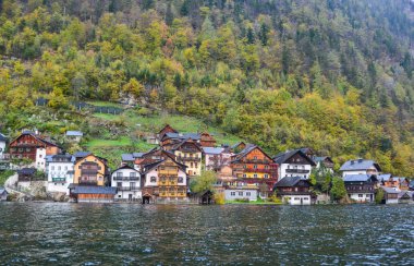 Hallstatt, Avusturya - 25 Ekim 2018. Güzel Hallstatt köyü Avusturya. Büyüleyici bir göl köy Alpleri'nde Hallstatt.