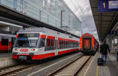 Linz, Avusturya - 25 Ekim 2018. Linz, Avusturya için tren istasyonunda trenler. 6 / 123 km demiryolu ağı oluşur, onun ölçüm 1,435 mm normal hat.